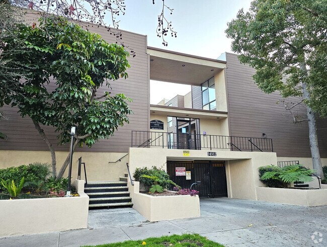 Building Photo - Luxurious 3 Bdr, 2.5 Bath Townhome in the ...