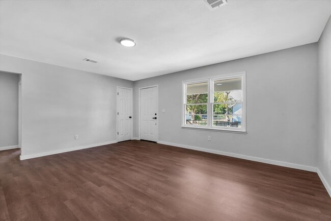 Photo - 107 E Elm St