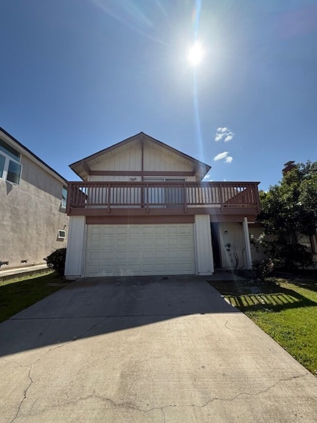 Building Photo - 4 Bed/2.5 Bath  Two Story Home in San Diego