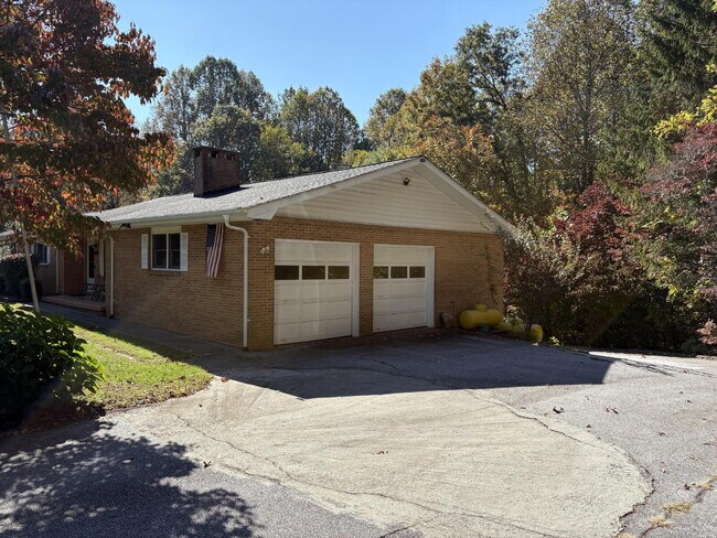 Photo - Great Family Home for Rent in Henderson Co... Unit Main House