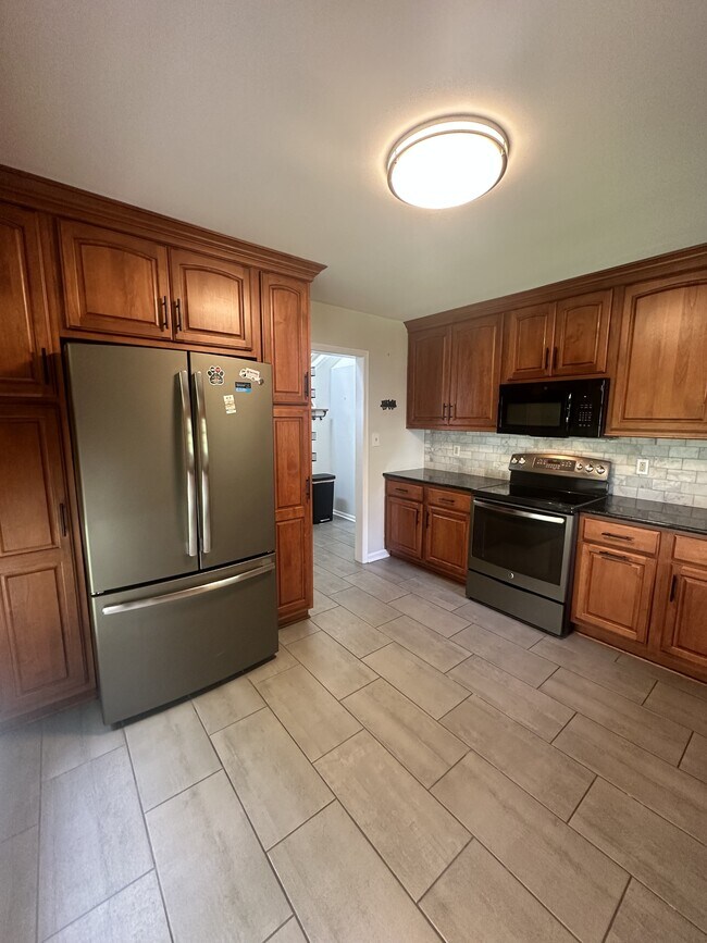 Photo - 4640 Newington Rd