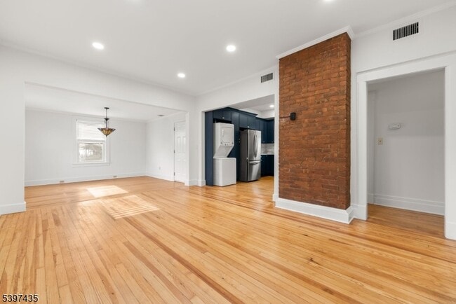 Building Photo - 39 Walnut St Unit 2