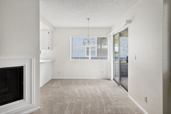 Photo - ADORABLE 3+2 CORNER UNIT & 2-CAR GARAGE! Unidad 215