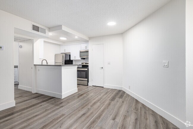 1BR, 1BA - 766SF - Dining Room