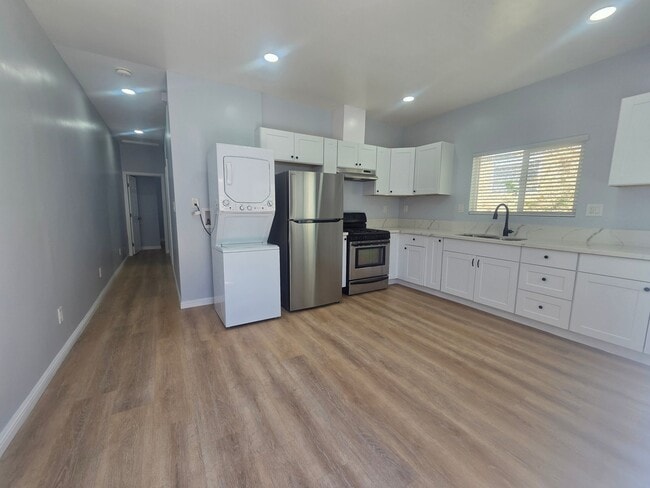 Building Photo - 1715 W 64th St