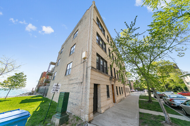 Building Photo - 7501 N Eastlake Terrace Unit 2 Rental