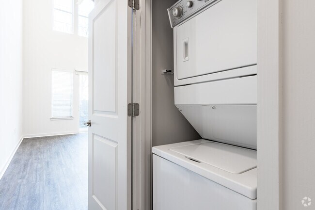 Studio, 1BA - 607SF Laundry