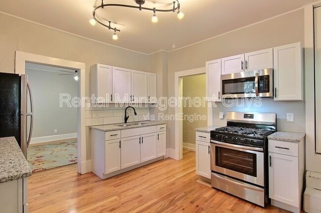 Building Photo - 2041 Laurel Ave Rental