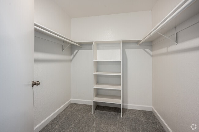 1BR, 1BA - 700SF - Walkin Closet