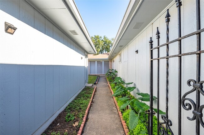 Photo - 10215 Kirkwren Dr