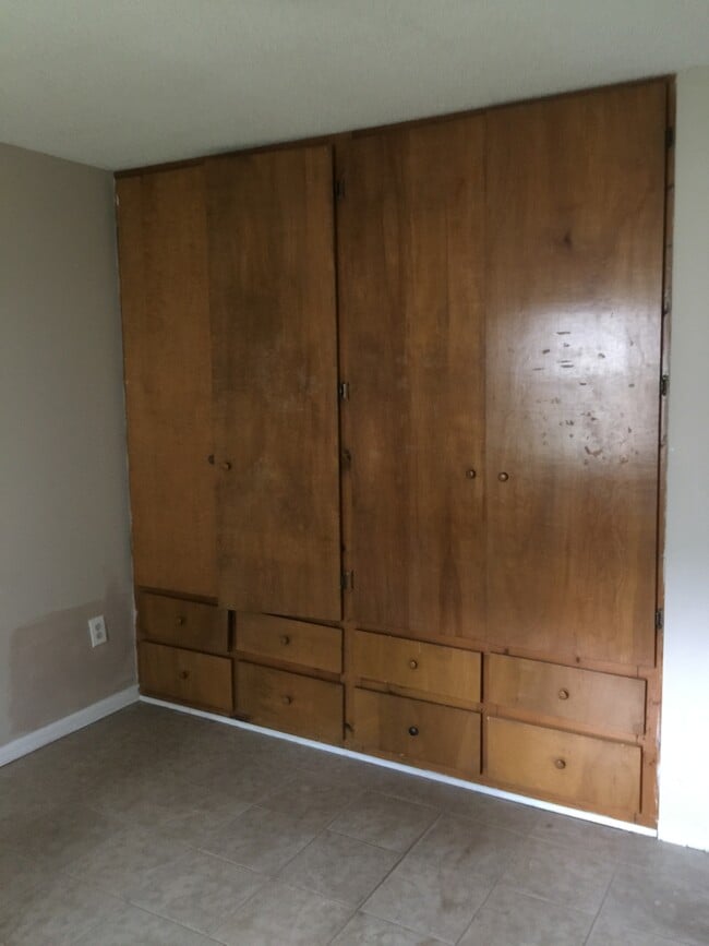 Bedroom closet - 229 E King St Unit 13