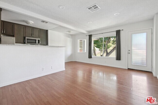 Building Photo - 6612 De Longpre Ave Unit 4 Rental