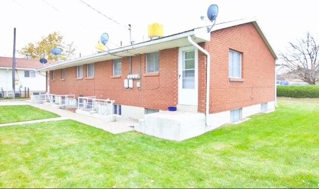 Photo - 5122 1950 W St