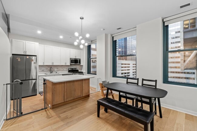 Building Photo - 208 W Washington St Unit 912