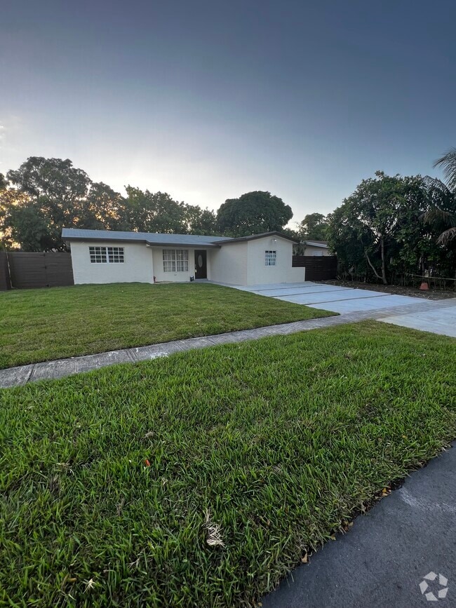Building Photo - 3521 NW 35th Ave Rental