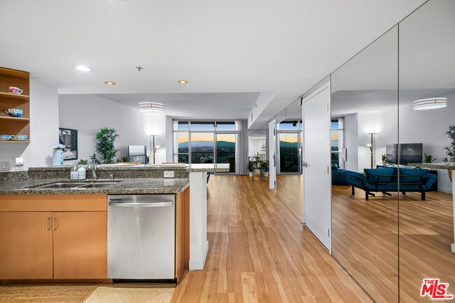 Photo - 13700 Marina Pointe Dr Unidad 807