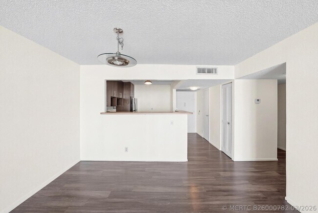 Photo - 1000 Parkview Dr Unit 1006
