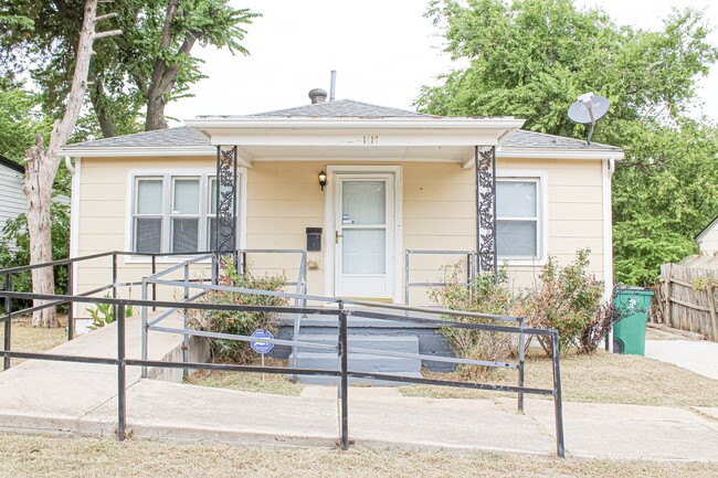 Updated 2 Bed - 1 Bath! - Updated 2 Bed - 1 Bath! House