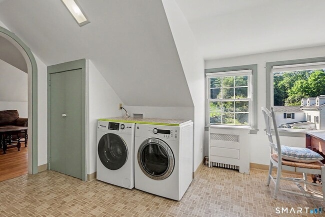 Photo - 723 Riverbank Rd