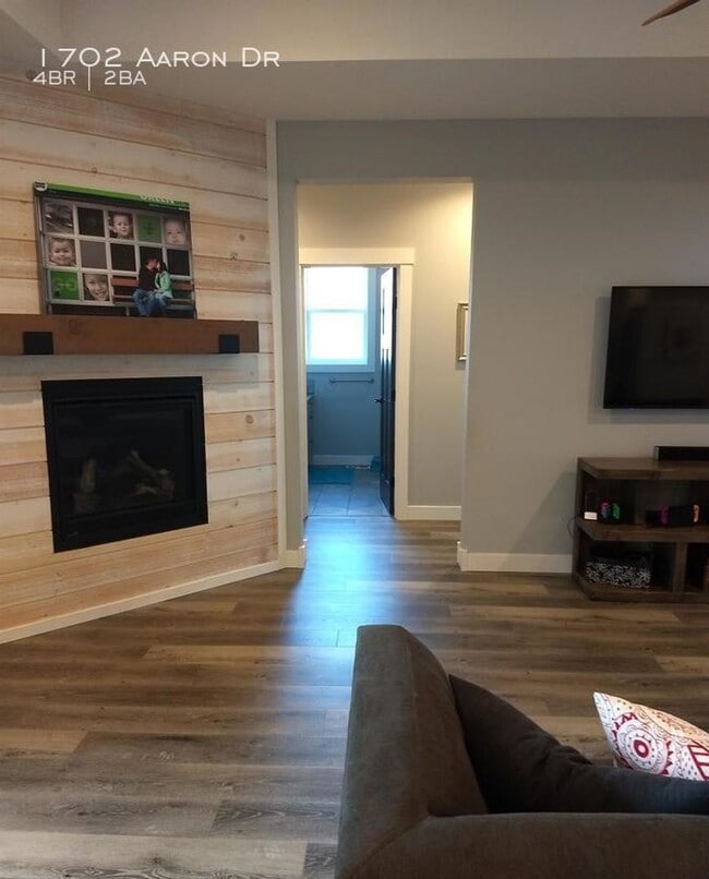 Photo - 1702 Aaron Dr