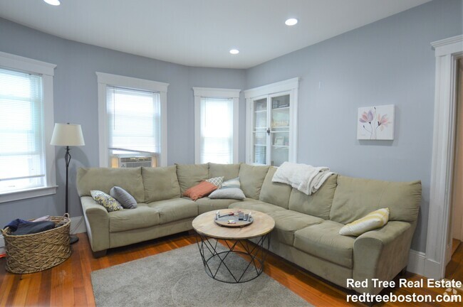 Building Photo - 18 Hunnewell Ave Unit 2 Rental