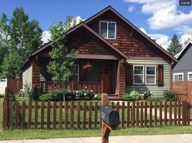Building Photo - Beautiful Fully Furnished 4 Bed 3 Bath Home