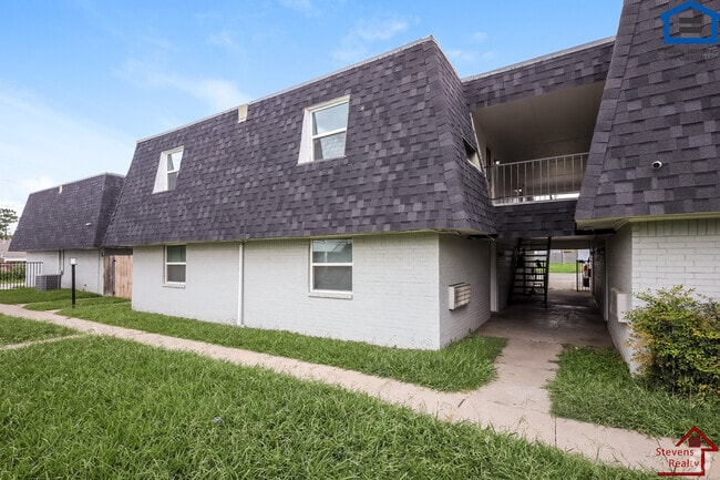 Building Photo - 2111 NW Lindy Ave Unit H5 Rental