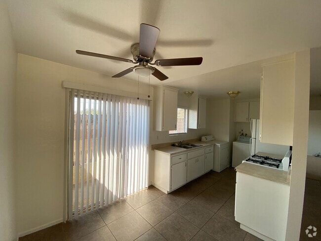 Building Photo - Plaza-61923 Unit C Rental
