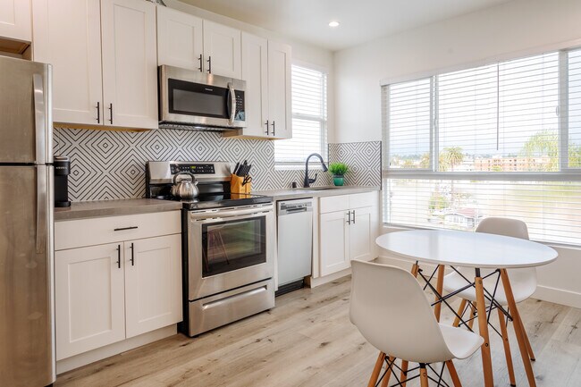 Photo - 331 1/2 N Alexandria Ave Unit 331.5