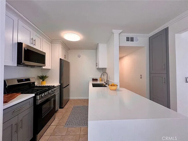 Building Photo - 18620 Hatteras St Unit 285 Rental