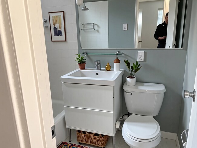 Photo - 526 Kenyon St NW Unit 104