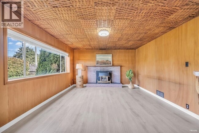 Photo - 8620 Camden Crescent