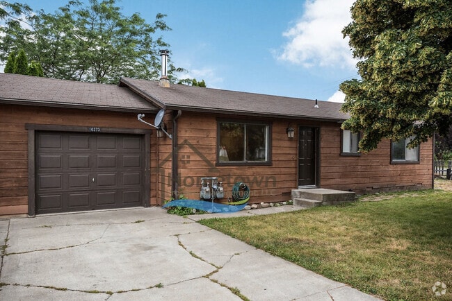 Building Photo - Great 3 Bedroom 2 Bath Duplex with Garage ... Rental
