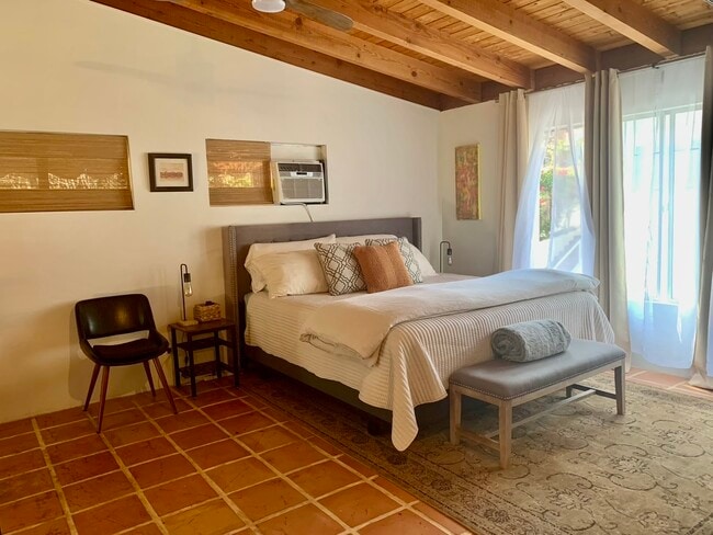 Building Photo - 8852 Wonderland Ave Unit Furnished Laurel Canyon Rental