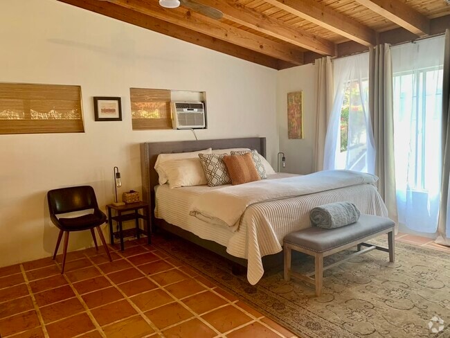 Building Photo - 8852 Wonderland Ave Unit Furnished Laurel Canyon Rental
