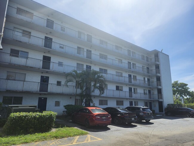 Building Photo - 8600 N Sherman Cir Unit 408