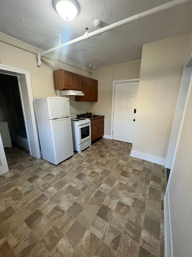 Building Photo - 423 Pelham St Unit 11