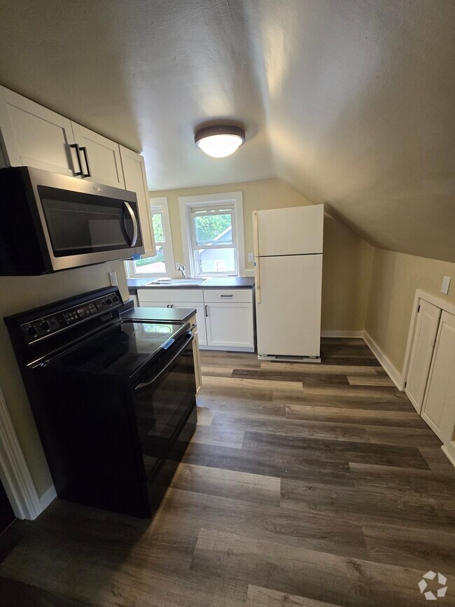 Building Photo - 1002 W 8th St Rental