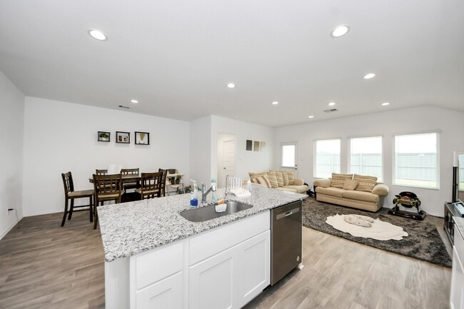 Photo - 2039 Woodlark Way