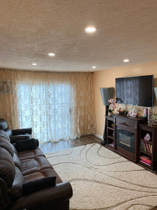 Living room - 379 Huse Rd Unidad 37