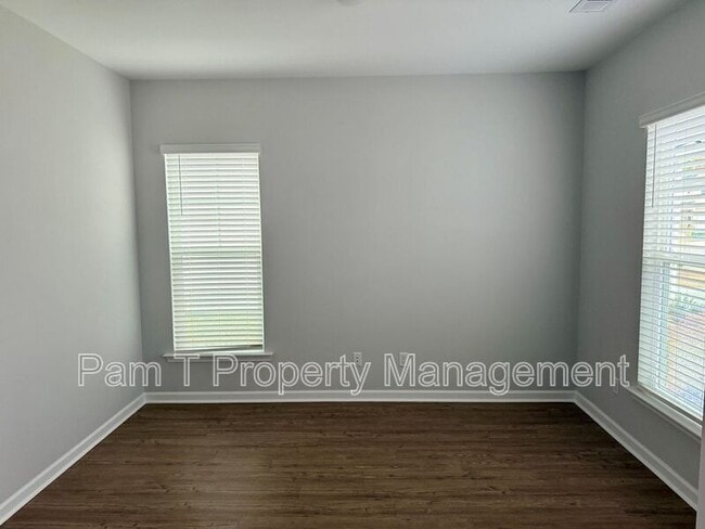 Photo - 400 Airways Ave