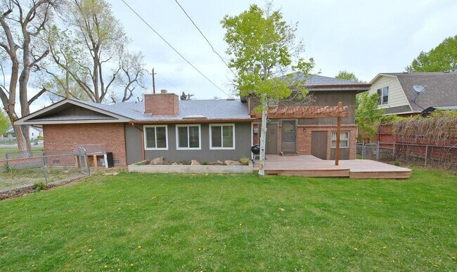 1520 W 12th St