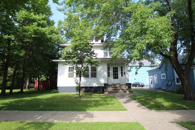 Building Photo - 4 bedroom house in St. Cloud