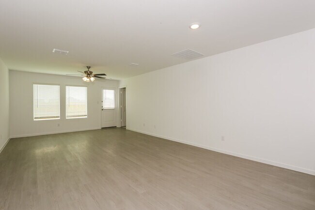 Photo - 1725 Crossbill St