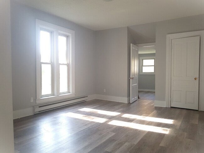 Photo - 184 Christina St S Unit 3