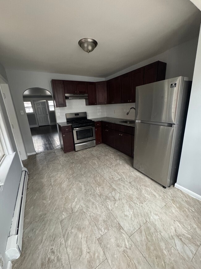 Photo - 841 Bridge St