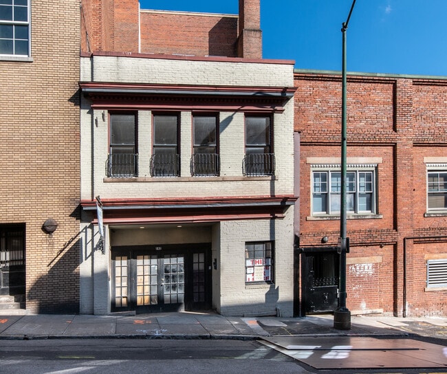 Building Photo - 138 N Jackson St Unit Suite 2