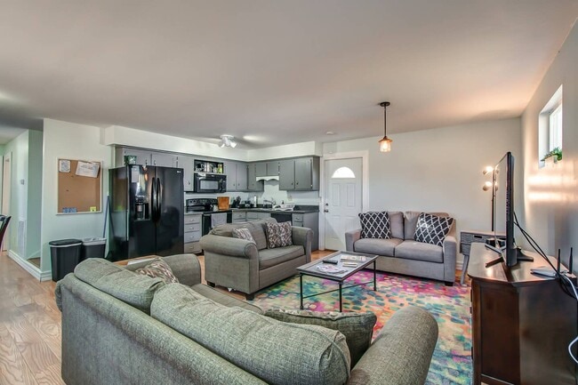 Building Photo - 2003 Rosecliff Dr Unit 2