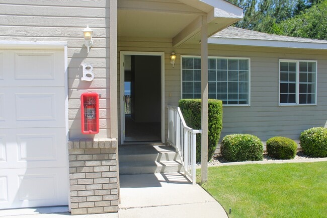 Building Photo - 1386 Brown St Unit B
