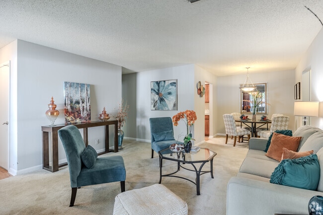 2BR, 2BA - 1185SF - Living Room - Hampton Woods